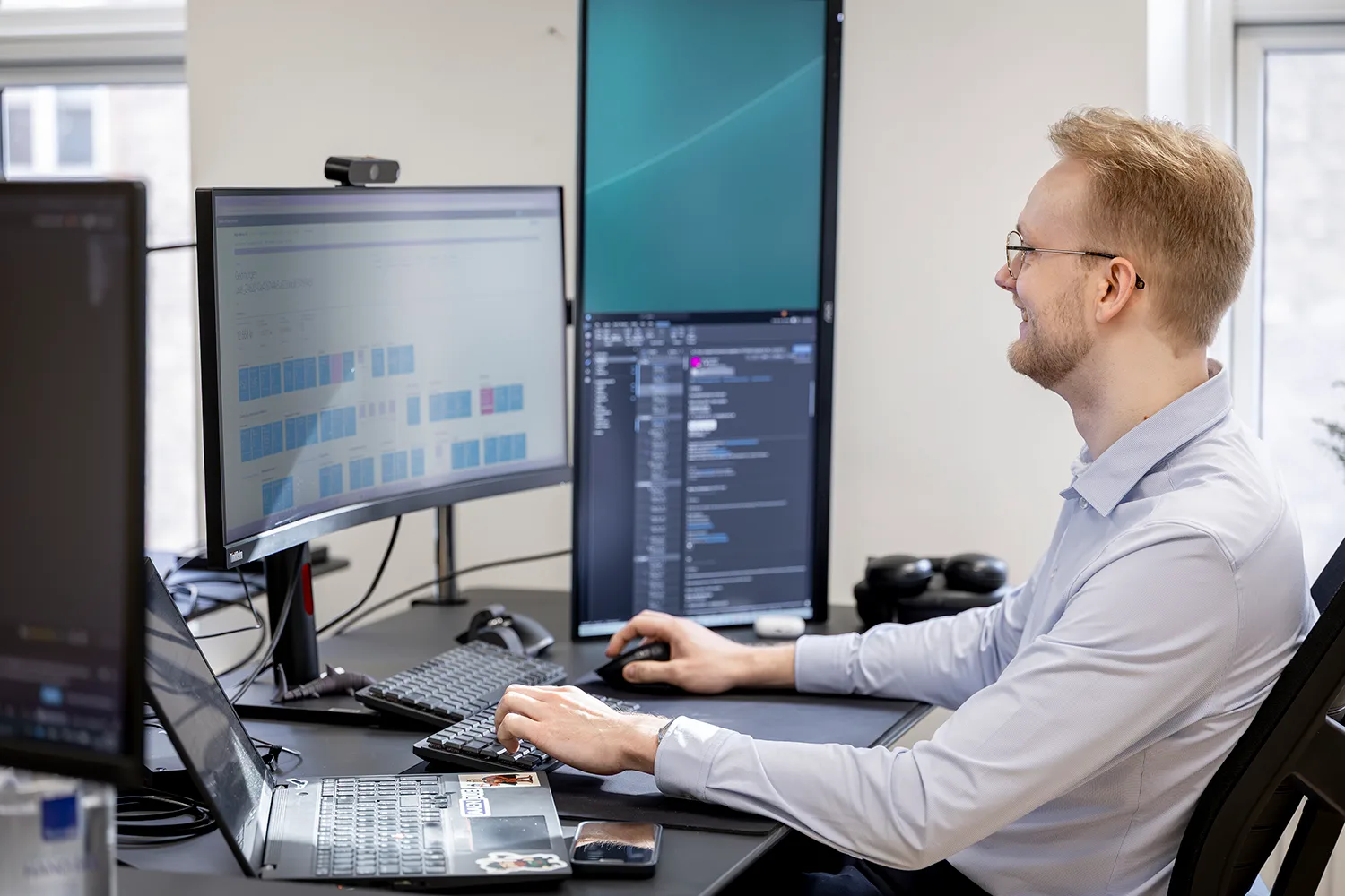Udvikler ved dual-screen med dashboards og kode-editor